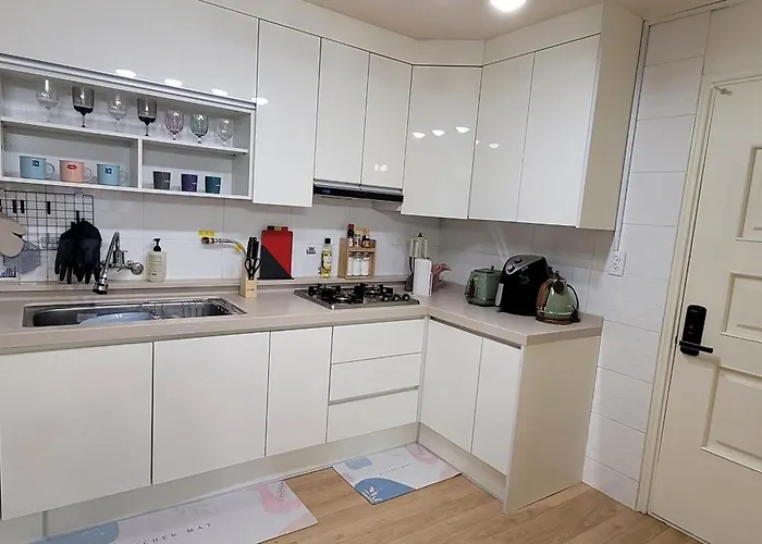 Jung - 1min To Sinjeong Station Apartment